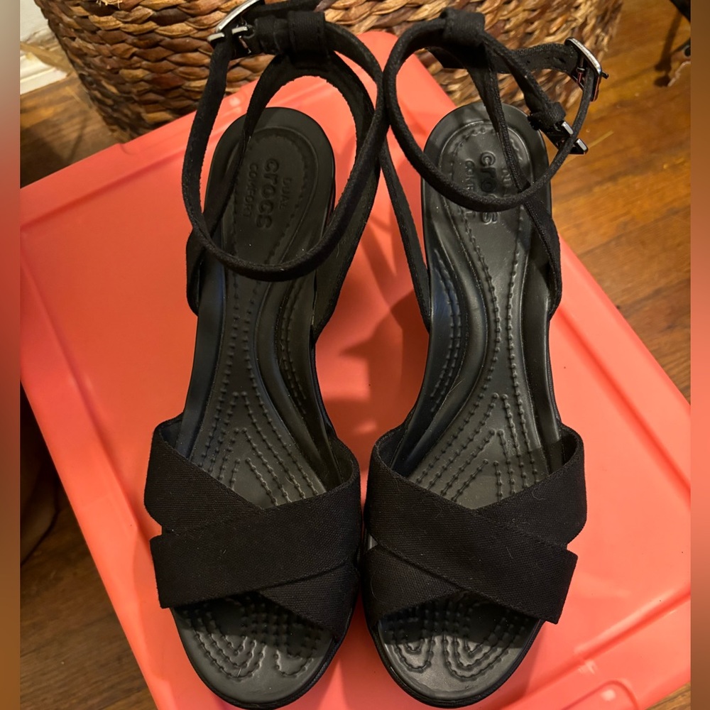 Brand New Women’s Crocs Leigh II Wedge Sandal size 10